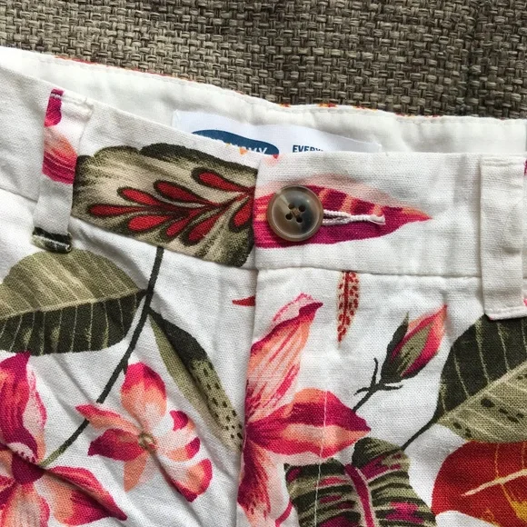 Old Navy White Floral Print Mid Rise Everyday Short Size 2 - Picture 6 of 7